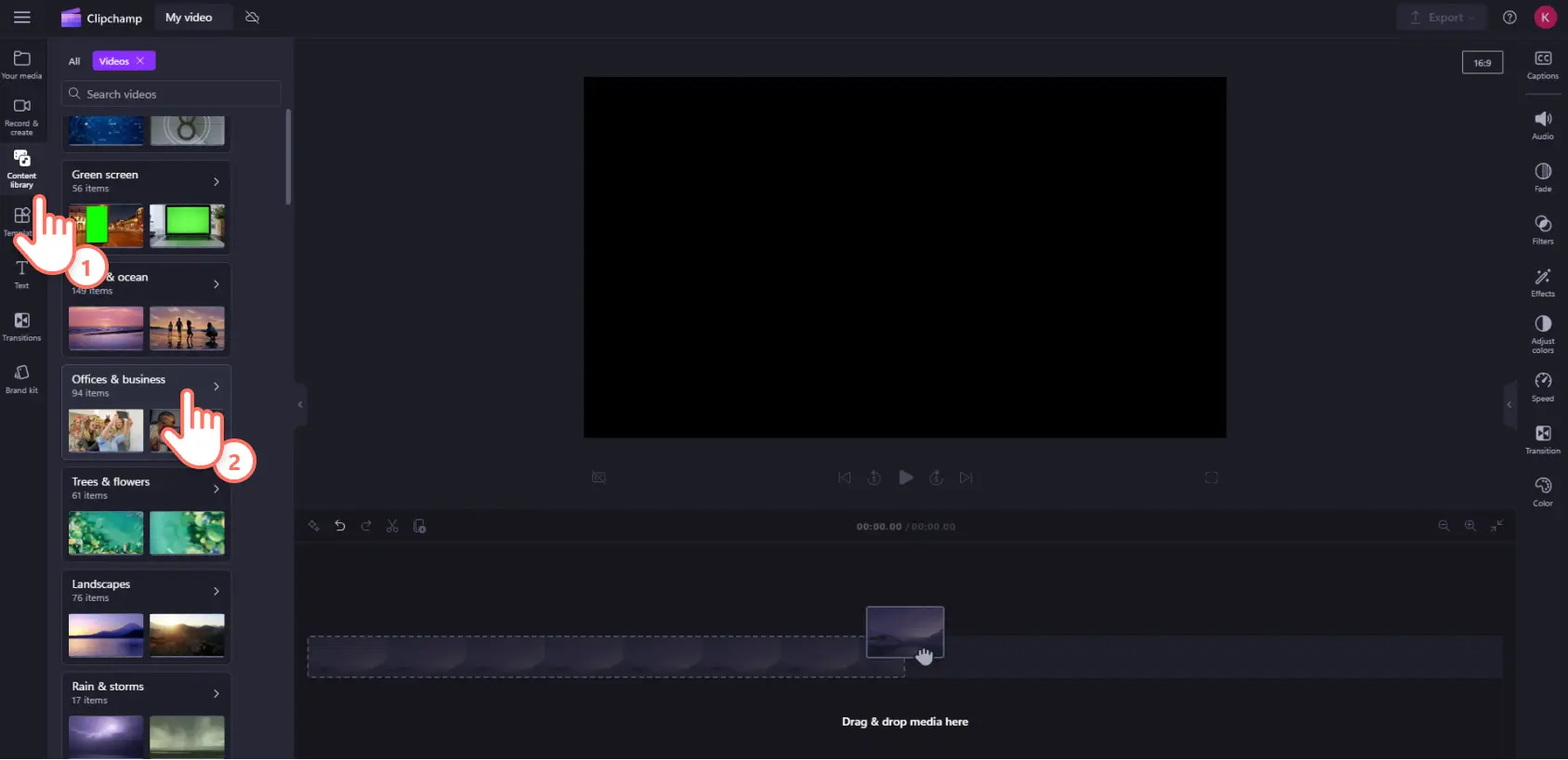 Clipchamp içerik kitaplığından telifsiz “Ofis ve İş” stok koleksiyonunu seçen bir Clipchamp kullanıcısının resmi.