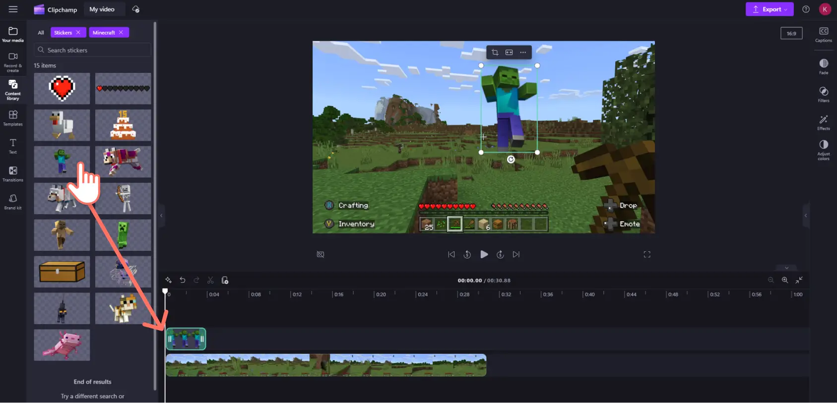 Hình ảnh người dùng Clipchamp kéo nhãn dán thây ma Minecraft vào dòng thời gian biên tập.