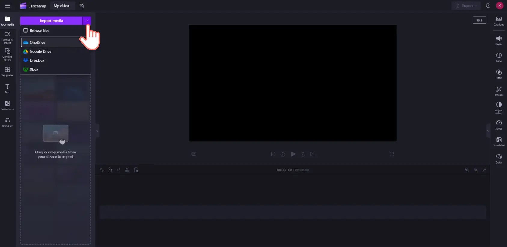 Medya kitaplığından medya içeri aktaran bir Clipchamp kullanıcının resmi.