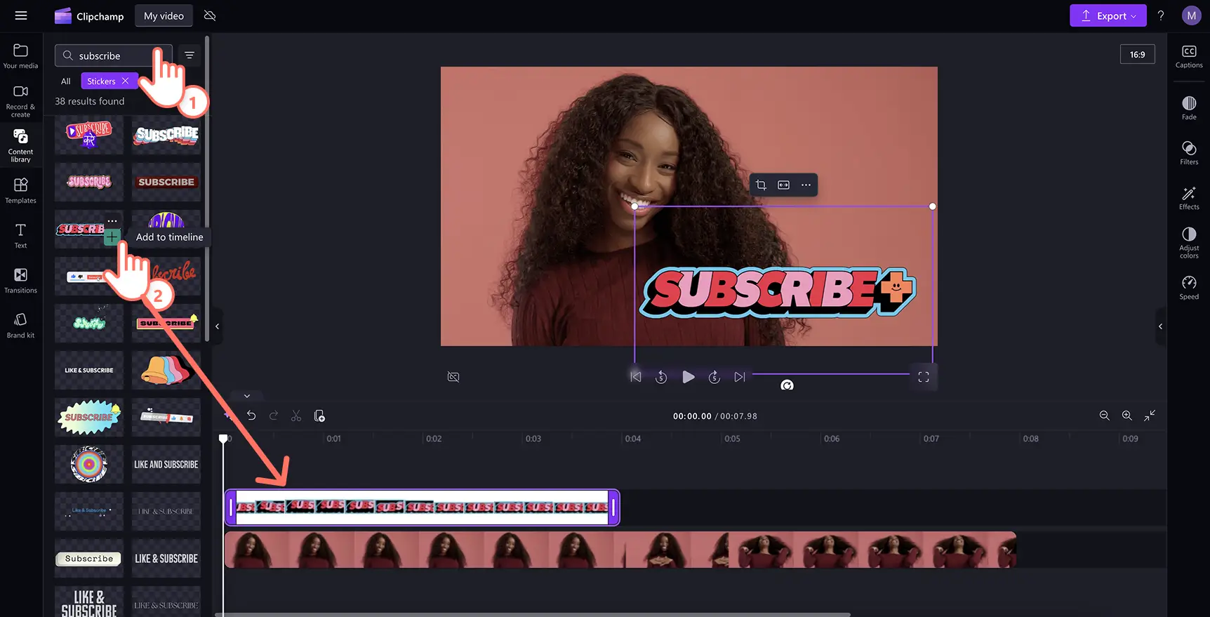 Un usuario agregando un adhesivo de texto a la línea de tiempo en Clipchamp