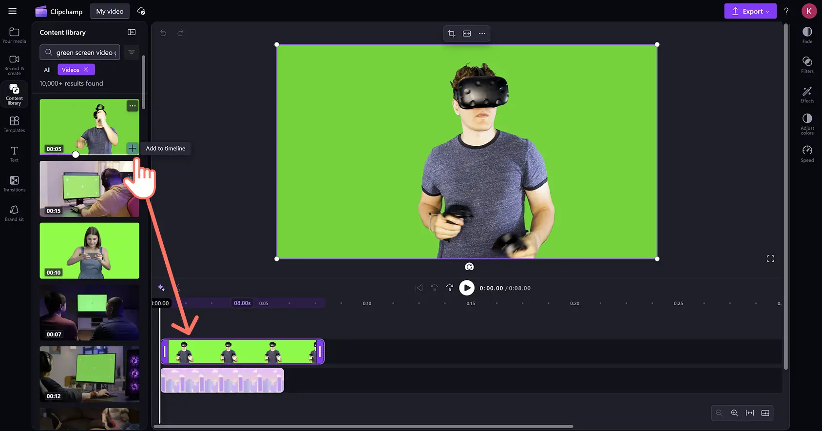 用户在 Clipchamp 视频编辑器中将绿屏视频拖放到时间线上。
