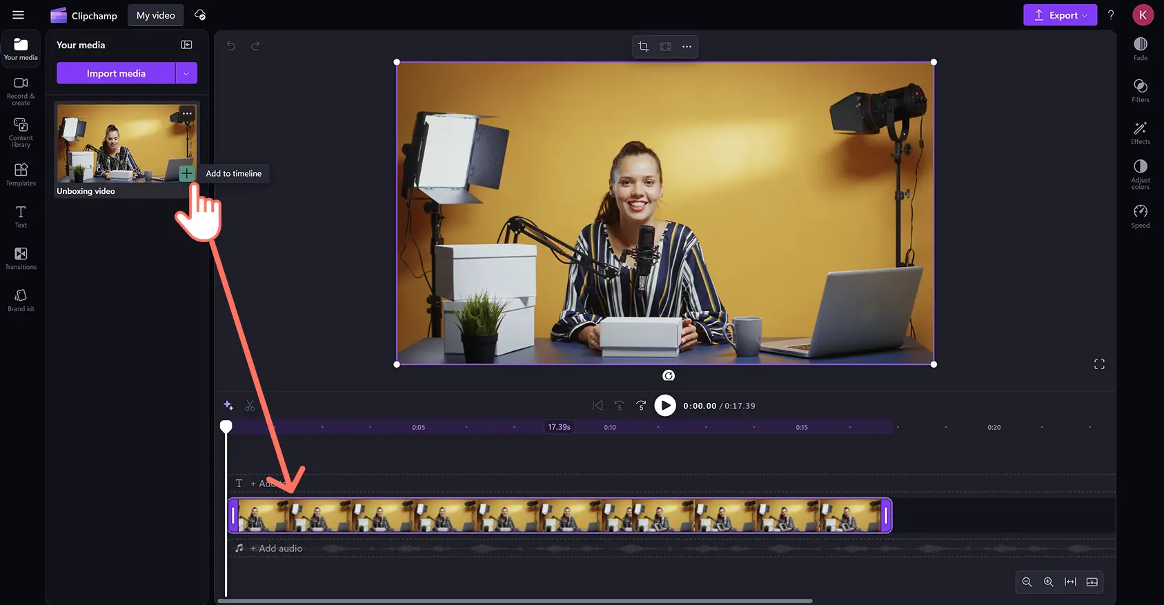 En bruker som drar og slipper en utpakkingsvideo på tidslinjen i Clipchamp.