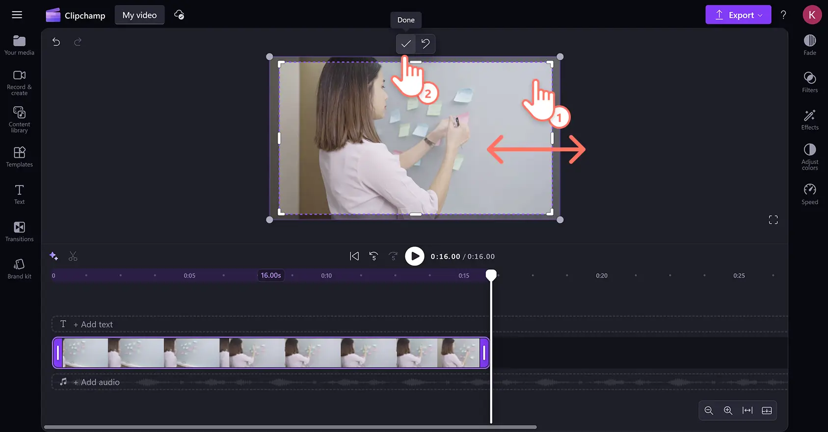 Un utente che ritaglia un video a mano libera nell'editor video Clipchamp.