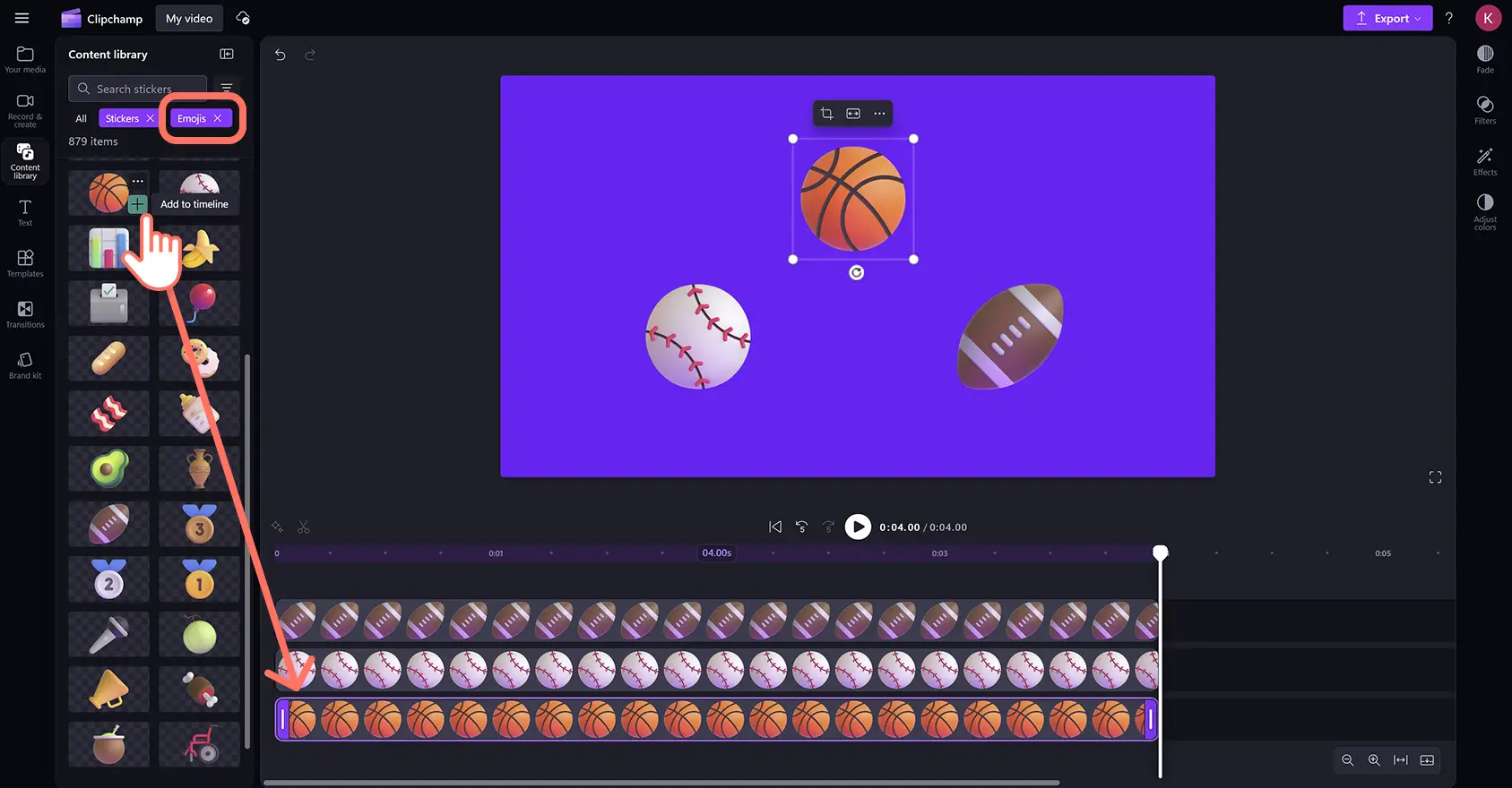 Użytkownik dodający emotikony piłek sportowych do filmu w edytorze wideo Clipchamp.
