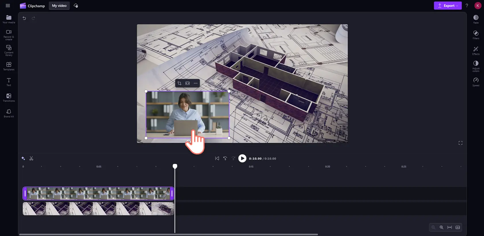 Użytkownik edytujący rozmiar i położenie nakładki wideo za pomocą narzędzia do rysowania odręcznego w usłudze Clipchamp.