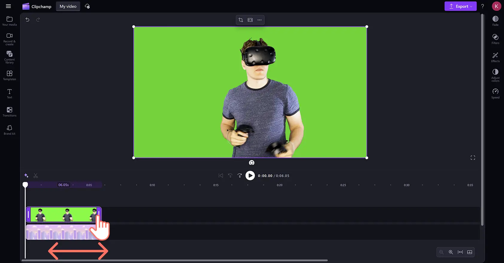 用户在 Clipchamp 视频编辑器中剪裁绿屏视频。