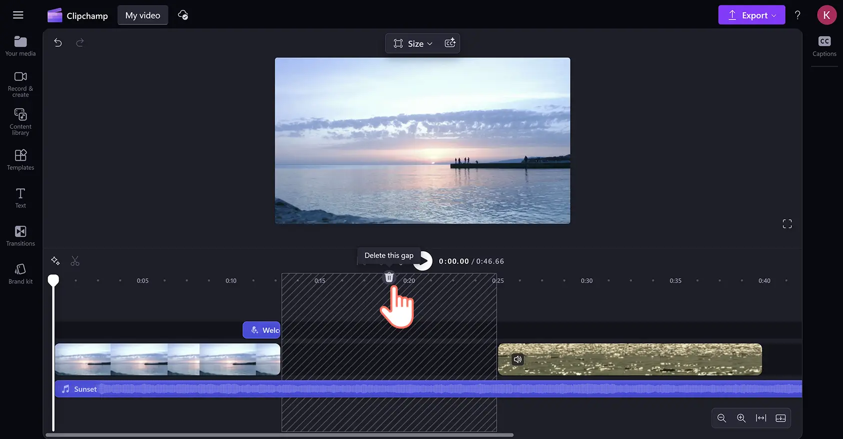 Utente che rimuove uno spazio vuoto in pila nell’editor di video di Clipchamp.